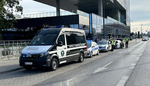 Funkcjonariusze kontrolują przewoźników taxi na aplikację.