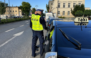 Funkcjonariusze kontrolują przewoźników taxi na aplikację.