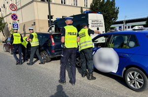 Funkcjonariusze kontrolują przewoźników taxi na aplikację.