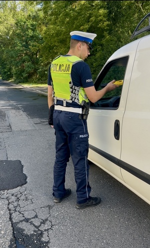policjant ruchu drogowego bada trzeźwość kierujących