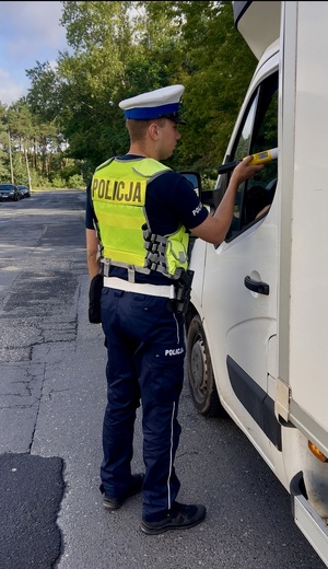 policjant ruchu drogowego bada trzeźwość kierujących