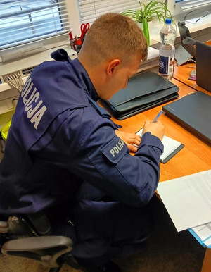 policjanci prowadzą zatrzymanego i sporządzają dokumentację
