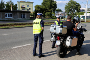Policjantki podejmują kontrole drogowe.
