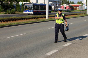 Policjantki podejmują kontrole drogowe.