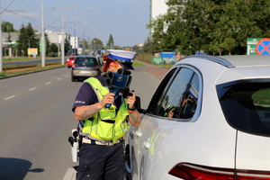 Policjantki podejmują kontrole drogowe.