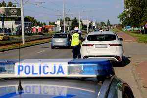 Policjantki podejmują kontrole drogowe.