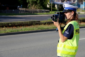 Policjantki podejmują kontrole drogowe.