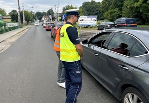 policjanci wraz z funkcjonariuszami SOK prowadzą profilaktyczną kampanie rozmawiając z uczestnikami ruchu drogowego