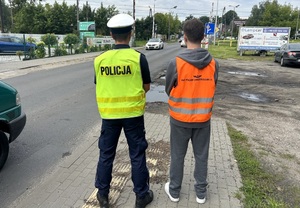 policjanci wraz z funkcjonariuszami SOK prowadzą profilaktyczną kampanie rozmawiając z uczestnikami ruchu drogowego