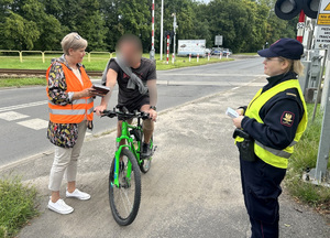 policjanci wraz z funkcjonariuszami SOK prowadzą profilaktyczną kampanie rozmawiając z uczestnikami ruchu drogowego