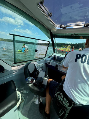 wodniacy podczas akcji ratunkowej