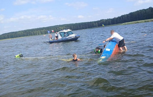 wodniacy podczas akcji ratunkowej