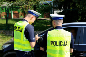 kontrole drogowe i mierzenie prędkości przez policjantów ruchu drogowego