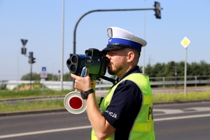kontrole drogowe i mierzenie prędkości przez policjantów ruchu drogowego