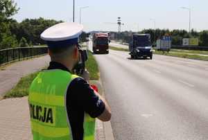 kontrole drogowe i mierzenie prędkości przez policjantów ruchu drogowego