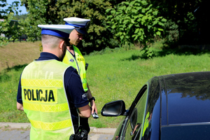 kontrole drogowe i mierzenie prędkości przez policjantów ruchu drogowego