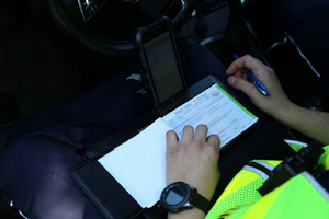 kontrole drogowe i mierzenie prędkości przez policjantów ruchu drogowego