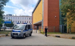 dzielnicowy kontroluje rejon przyległy do szkoły