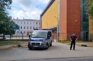 dzielnicowy kontroluje rejon przyległy do szkoły