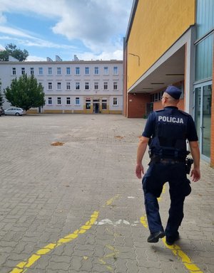 dzielnicowy kontroluje rejon przyległy do szkoły