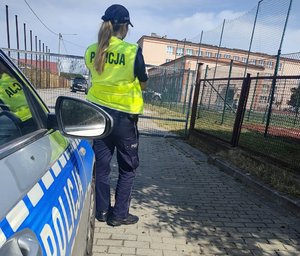 Policjantki podczas kontroli infrastruktury przy szkołach.