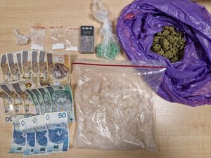 zabezpieczone narkotyki, pieniądze oraz waga