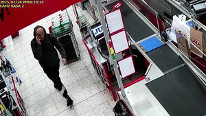 wizerunek mężczyzny na terenie sklepu