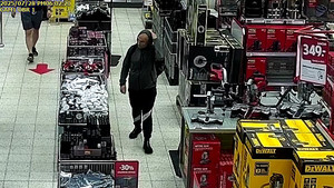 wizerunek mężczyzny na terenie sklepu