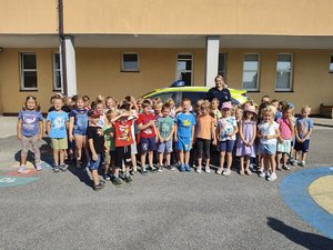 Dzieci i policjanci podczas zajęć.