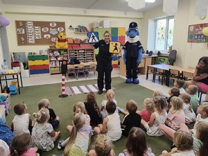 Dzieci i policjanci podczas zajęć.