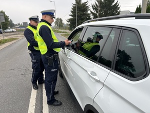 policjanci sprawdzają trzeźwość kierujących