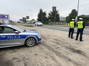 policjanci sprawdzają trzeźwość kierujących