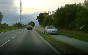 auto jadące ścieżką