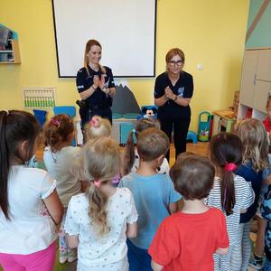 profilaktycy na spotkaniu z dziećmi w wieku przedszkolnym