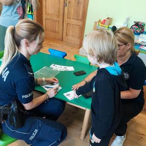 profilaktycy na spotkaniu z dziećmi w wieku przedszkolnym