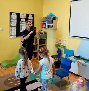 profilaktycy na spotkaniu z dziećmi w wieku przedszkolnym