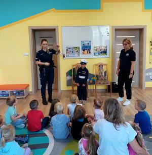 profilaktycy na spotkaniu z dziećmi w wieku przedszkolnym