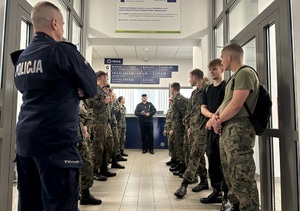 Uczniowie szkoły mundurowej odwiedzili bydgoską komendę