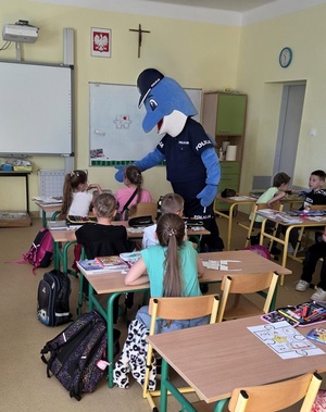 Policyjni profilaktycy, Polfinek oraz dzieci podczas zajęć.