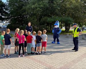 Policyjni profilaktycy, Polfinek oraz dzieci podczas zajęć.
