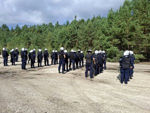Policjanci podczas ćwiczeń.