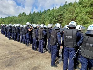 Policjanci podczas ćwiczeń.