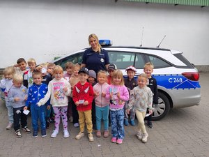Policjantka i dzieci podczas wizyty.