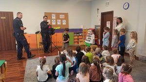 Policjanci i dzieci podczas spotkania.