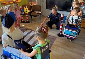 Policyjni profilaktycy z bydgoskiego Szwederowa odwiedzili przedszkola „Serduszko” i „Wesołe serduszka”