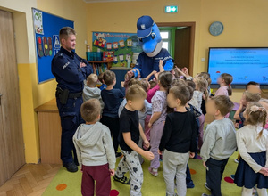 Dzieci oraz policjanci wraz z Polfinkiem podczas zajęć.