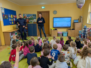 Dzieci oraz policjanci wraz z Polfinkiem podczas zajęć.