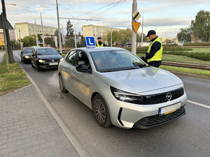Policjanci podczas badania stanu trzeźwości kierujących.