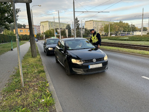 Policjanci podczas badania stanu trzeźwości kierujących.