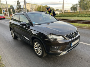 Policjanci podczas badania stanu trzeźwości kierujących.
